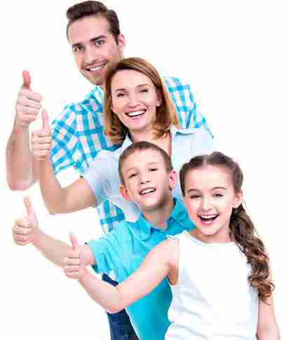 Famille souriante, pouces levés, satisfaite de son déménagement